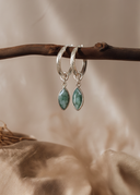 בוטאניק - עגילי חישוק אבן איזמרגד מכסף 925