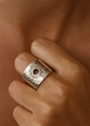 שחר - טבעת שמש רחבה מרוקעת מכסף 925